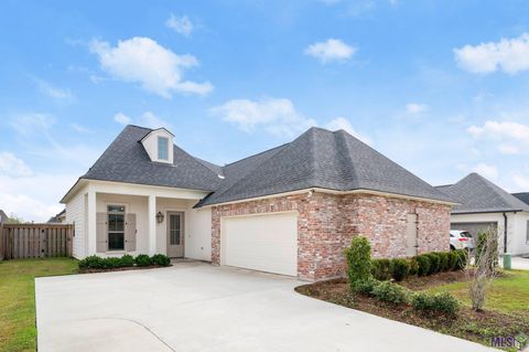 Photo of 545 Silverbill Ln Ln, Baton Rouge, LA 70810 (MLS # BR2026008512)