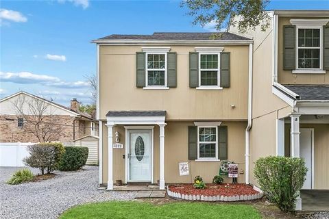 Photo of 4222 Paradis Lane Ln, Kenner, LA 70065 (MLS # NO2548829)