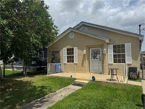Photo of 2231 Dreux Avenue Ave, New Orleans, LA 70122 (MLS # NO2559084)