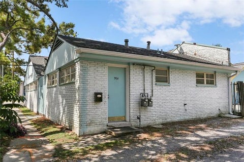 Photo of 904 Bellecastle Street St, New Orleans, LA 70115 (MLS # NO2570522)