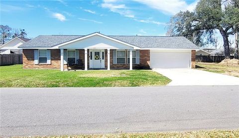 Photo of 324 River Oaks Drive Dr, Luling, LA 70070 (MLS # NO2557784)