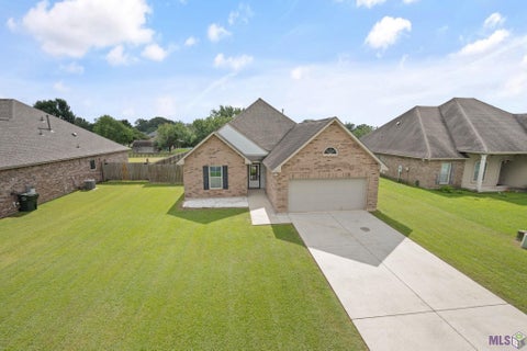 Photo of 16252 Wishing Stone Dr Dr, Prairieville, LA 70769 (MLS # BR2026010096)