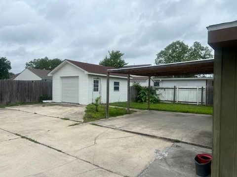 Photo of 5400 Chatham Drive Dr, New Orleans, LA 70122 (MLS # NO2557394)