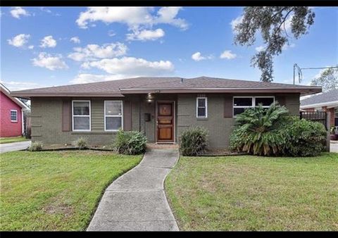 Photo of 5400 Chatham Drive Dr, New Orleans, LA 70122 (MLS # NO2557394)