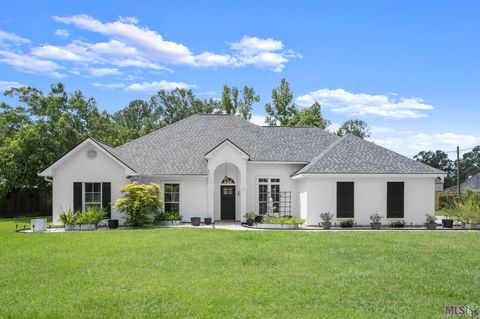 Photo of 13056 Montrose North Dr, Denham Springs, LA 70726 (MLS # BR2026013136)