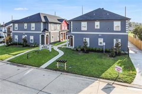 Photo of 83 Carriage Lane Ln #B, Destrehan, LA 70047 (MLS # NO2542746)