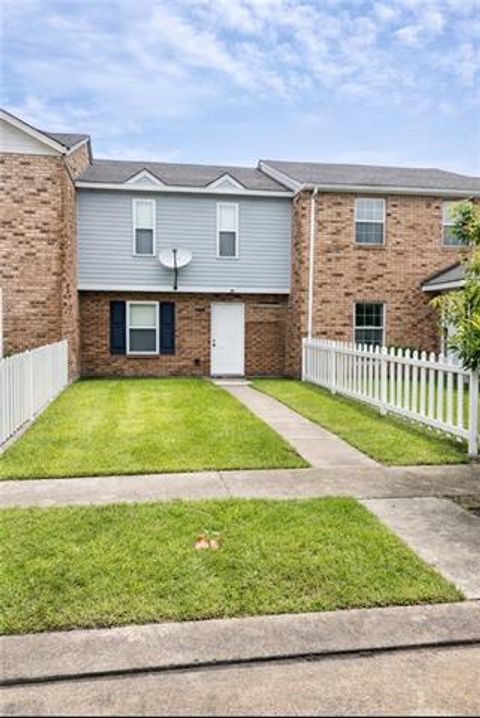 Photo of 16 Westpark Court Ct, New Orleans, LA 70114 (MLS # NO2544227)