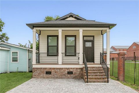 Photo of 6435 Urquhart Street St, New Orleans, LA 70117 (MLS # NO2539141)