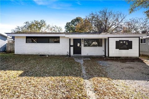 Photo of 27 Canberra Court Ct, Metairie, LA 70003 (MLS # NO2540946)