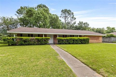 Photo of 203 Robert Lee Circle Cir, Lafayette, LA 70506 (MLS # NO2553198)