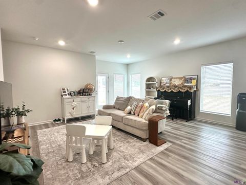 Photo of 13420 Marsala Ct Ct, Baton Rouge, LA 70817 (MLS # BR2025022785)