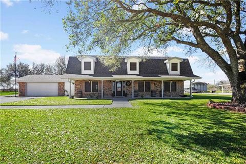 Photo of 306 E Woodlawn Ranch Road Rd, Houma, LA 70363 (MLS # NO2549303)