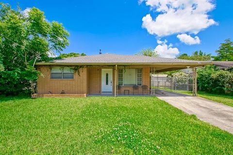Photo of 2036 General Collins Avenue Ave, New Orleans, LA 70114 (MLS # NO2554514)