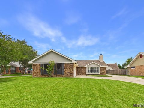 Photo of 129 Meadow Glen Dr DR, Youngsville, LA 70592 (MLS # BY2026009133)