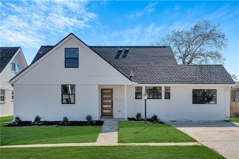 Photo of 6000 Rosalie Court Ct, Metairie, LA 70003 (MLS # NO2543544)