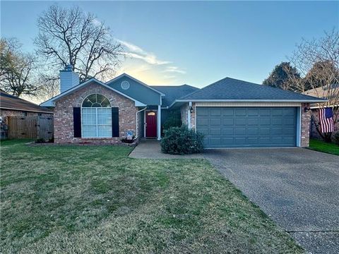 Photo of 6044 Cambridge Drive Dr, Alexandria, LA 71303 (MLS # CN2545300)