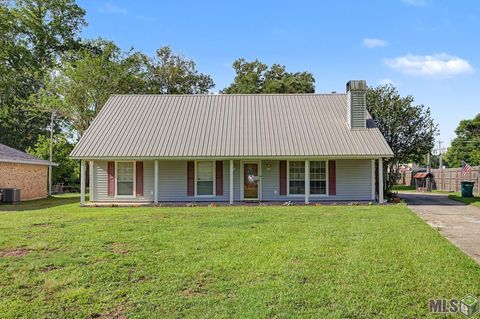 Photo of 35183 Live Oak Cir Cir, Denham Springs, LA 70706 (MLS # BR2026006342)