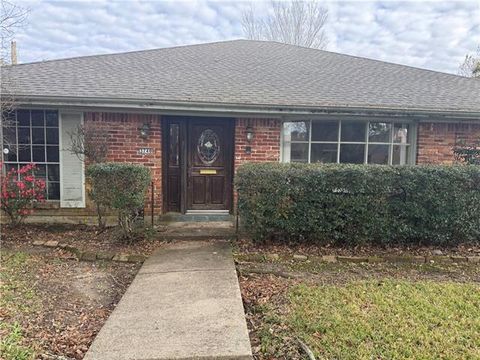 Photo of 3740 Rue Nichole, New Orleans, LA 70131 (MLS # NO2543821)