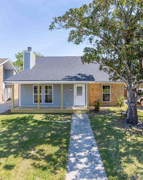 Photo of 1553 W Fairview Dr Dr, Baton Rouge, LA 70816 (MLS # BR2026004999)