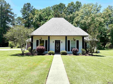 Photo of 29407 Preston Pointe Dr Dr, Livingston, LA 70754 (MLS # BR2026008838)