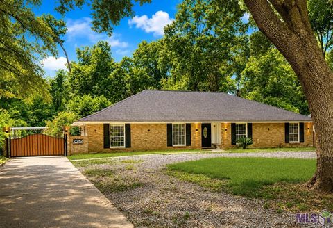 Photo of 1049 Castle Kirk Dr Dr, Baton Rouge, LA 70808 (MLS # BR2026012668)