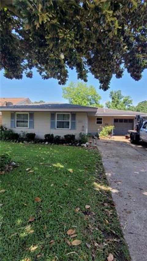 Photo of 311 River Oaks Drive Dr, New Orleans, LA 70131 (MLS # NO2558242)