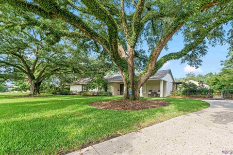 Photo of 3044 Mcconnell Dr DR, Baton Rouge, LA 70809 (MLS # BR2026010235)