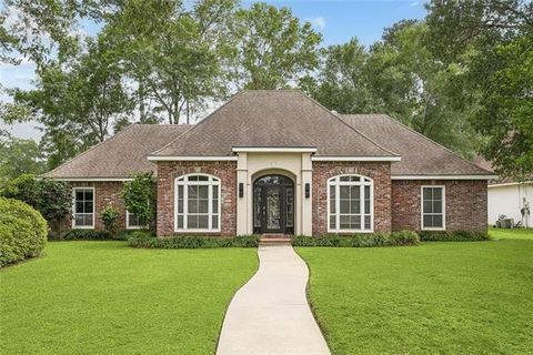 Photo of 123 Fontainbleau Drive Dr, Mandeville, LA 70471 (MLS # NO2547387)