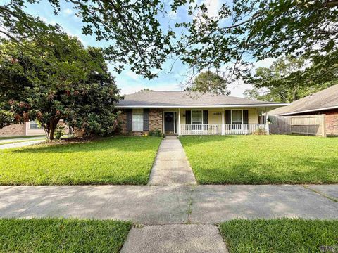 Photo of 14823 Stoneberg Ave Ave, Baton Rouge, LA 70816 (MLS # BR2026006282)