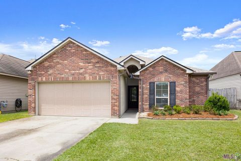 Photo of 11397 Ashwood Ct Ct, Denham Springs, LA 70726 (MLS # BR2026008521)