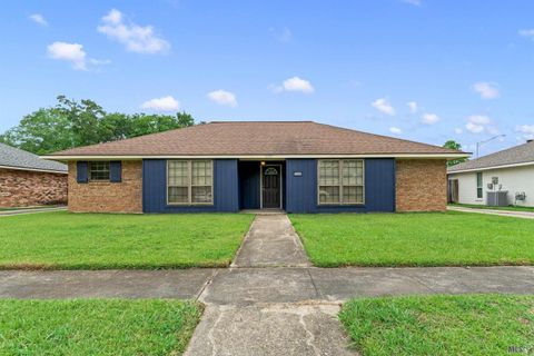 Photo of 14339 Royal Oaks Ave, Baton Rouge, LA 70816 (MLS # BR2026008767)