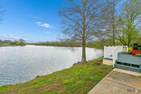 Photo of 1314 Lake Pointe Ave Ave, Zachary, LA 70791 (MLS # BR2026004939)