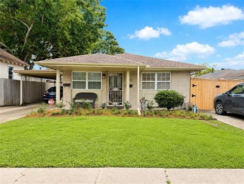 Photo of 131 Metairie Ct Court CT #A, Metairie, LA 70001 (MLS # NO2557700)