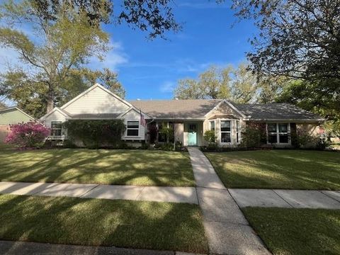 Photo of 6130 Shetland Drive Dr, New Orleans, LA 70131 (MLS # NO2547938)