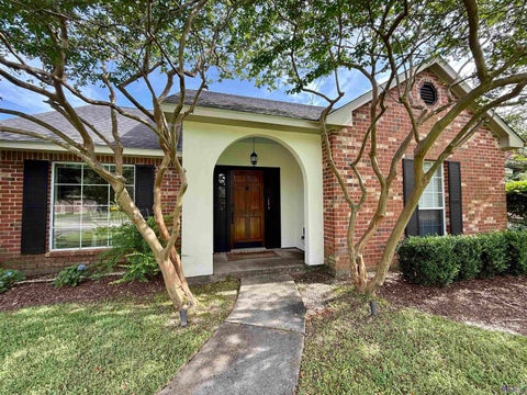 Photo of 1406 Cottonwood Dr Dr, Denham Springs, LA 70726 (MLS # BR2026010441)