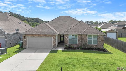 Photo of 36987 Oak View Ln, Denham Springs, LA 70706 (MLS # BR2026009279)
