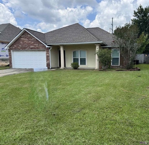 Photo of 23673 Sweetbriar Ct Ct, Denham Springs, LA 70726 (MLS # BR2026012276)