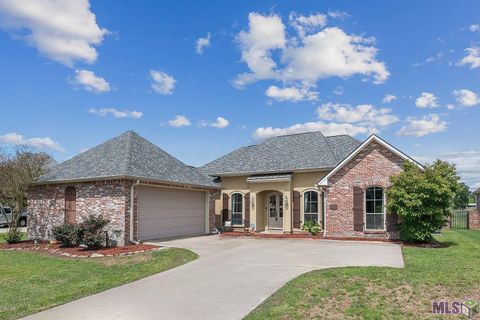 Photo of 927 Fairwinds Ave Ave, Zachary, LA 70791 (MLS # BR2026013631)