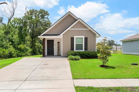 Photo of 1213 E Saint Charles St St, Gonzales, LA 70737 (MLS # BR2026008022)