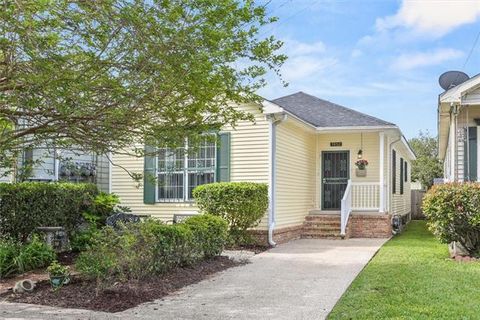 Photo of 7452 Hurst Street St, New Orleans, LA 70118 (MLS # NO2551033)
