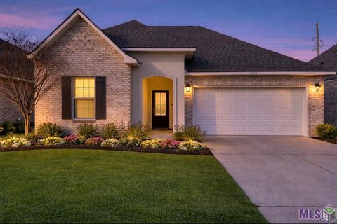 Photo of 10019 Ole Millstead Ct Ct, Baton Rouge, LA 70816 (MLS # BR2026002225)