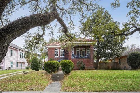 Photo of 3570 Gentilly Boulevard Blvd, New Orleans, LA 70122 (MLS # NO2545270)