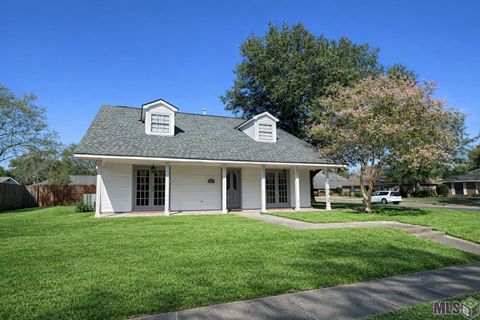 Photo of 14245 Woodland Ridge Ave Ave, Baton Rouge, LA 70816 (MLS # BR2026002207)