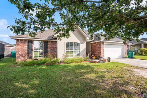 Photo of 12819 Bonnie Bleu Dr Dr, Denham Springs, LA 70726 (MLS # BR2025018306)
