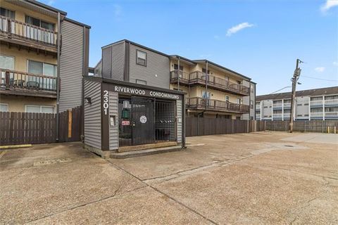 Photo of 2301 Edenborn Avenue Ave #401, Metairie, LA 70001 (MLS # NO2543102)