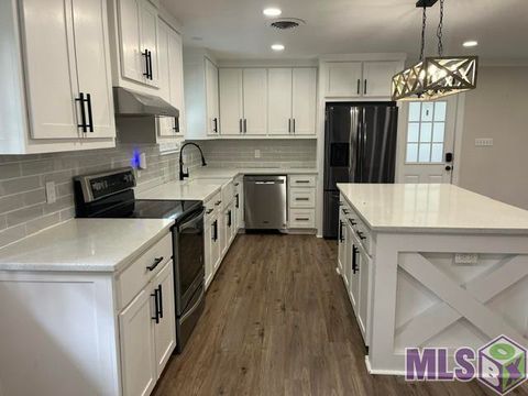Photo of 375 Sherwood Forest Blvd Blvd, Baton Rouge, LA 70815 (MLS # BR2026009849)
