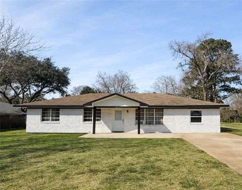 Photo of 1810 Roscommon Drive Dr, Alexandria, LA 71303 (MLS # CN2538855)