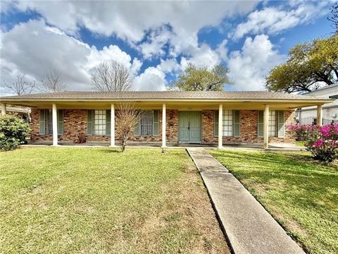 Photo of 3030 Hudson Place Pl, New Orleans, LA 70131 (MLS # NO2546397)