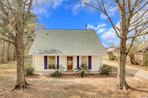 Photo of 30377 Fairway View Dr Dr, Denham Springs, LA 70726 (MLS # BR2026004479)