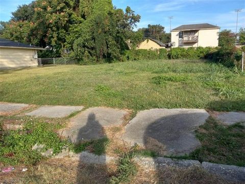 Photo of 2028 Lauradale Drive Dr, New Orleans, LA 70114 (MLS # NO2553179)